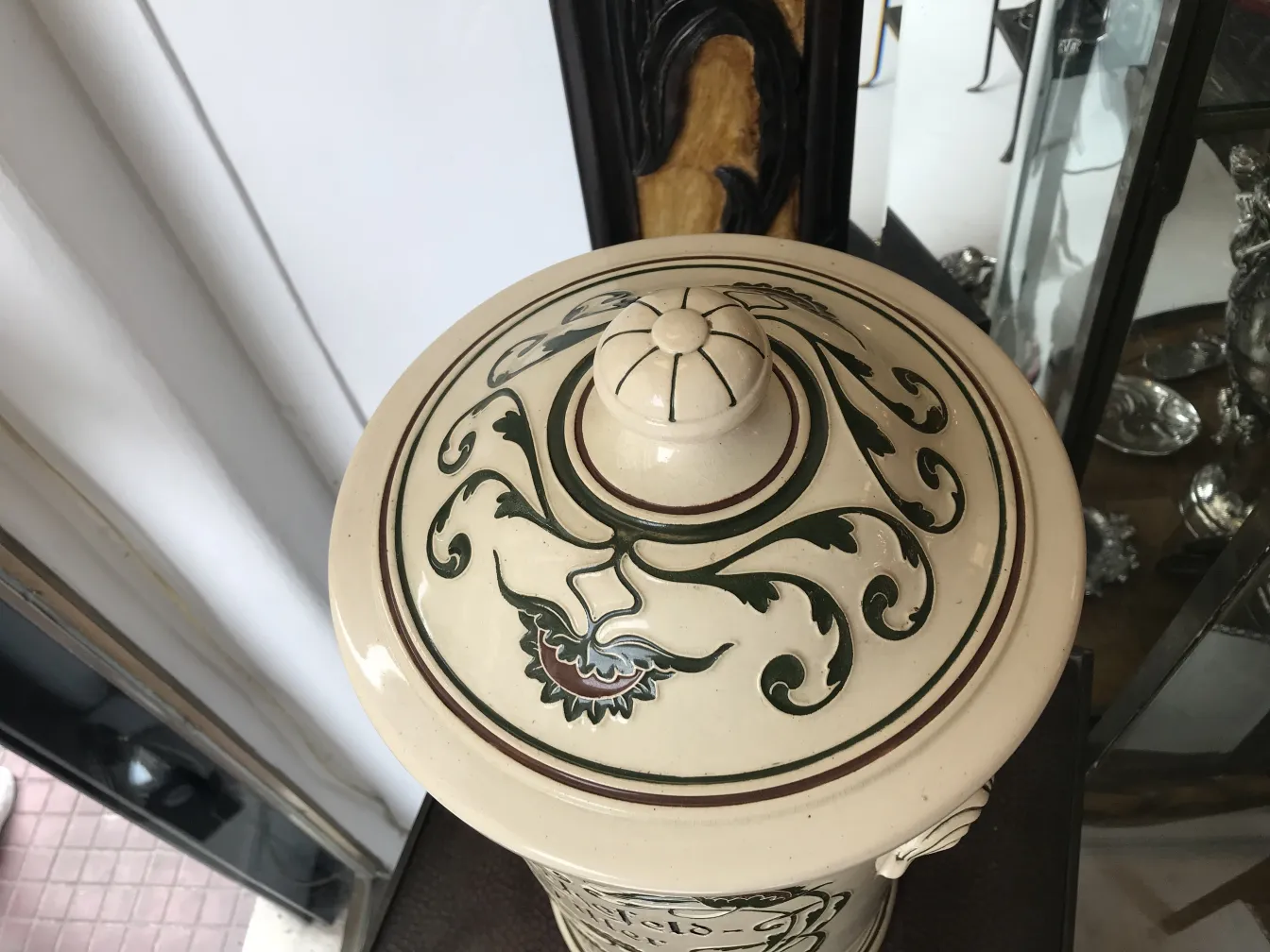 古老的陶瓷胶囊装饰华丽，绿花图案