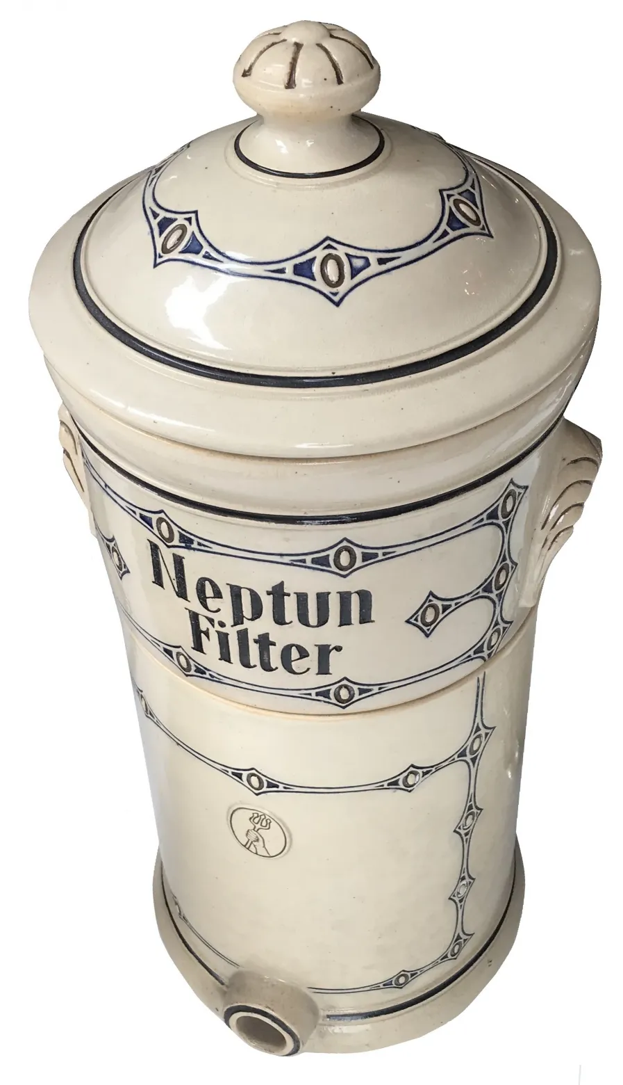 Antiga cerâmica com design decorativo e tampa.