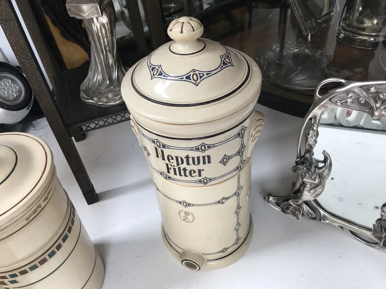 antike Keramik mit Deckel und blau-weißer Gestaltung