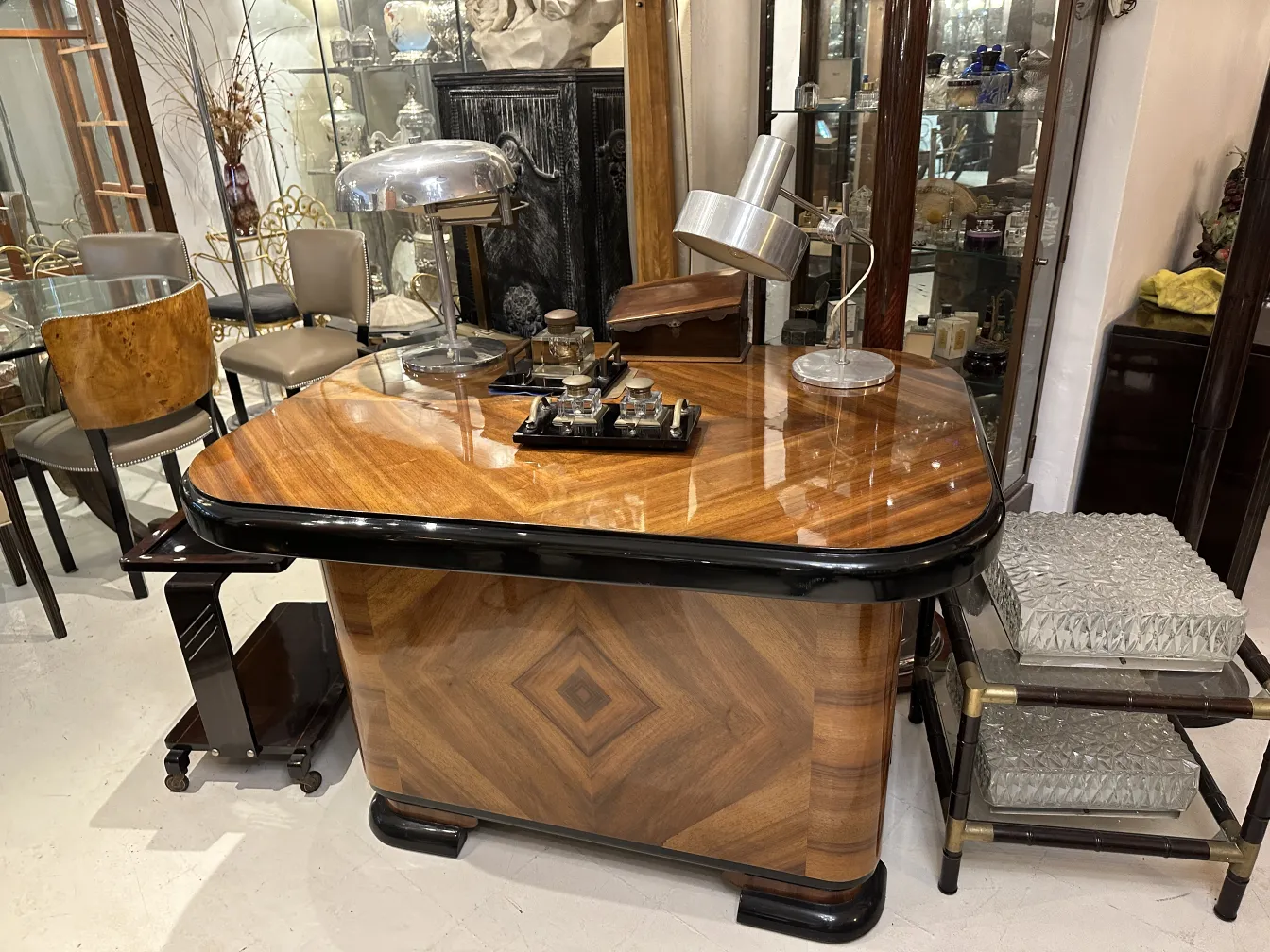 scrivania antica con lampada e accessori decorativi in un ambiente elegante