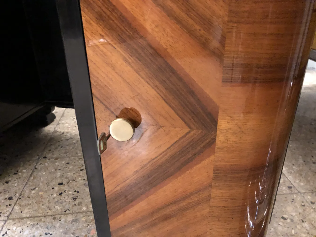 scrivania antica con pulsanti e dettagli in legno