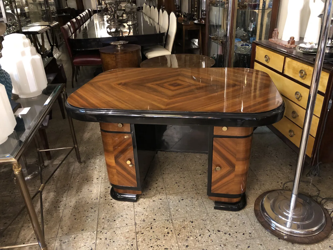 escritorio antiguo con forma distintiva y detalles decorativos