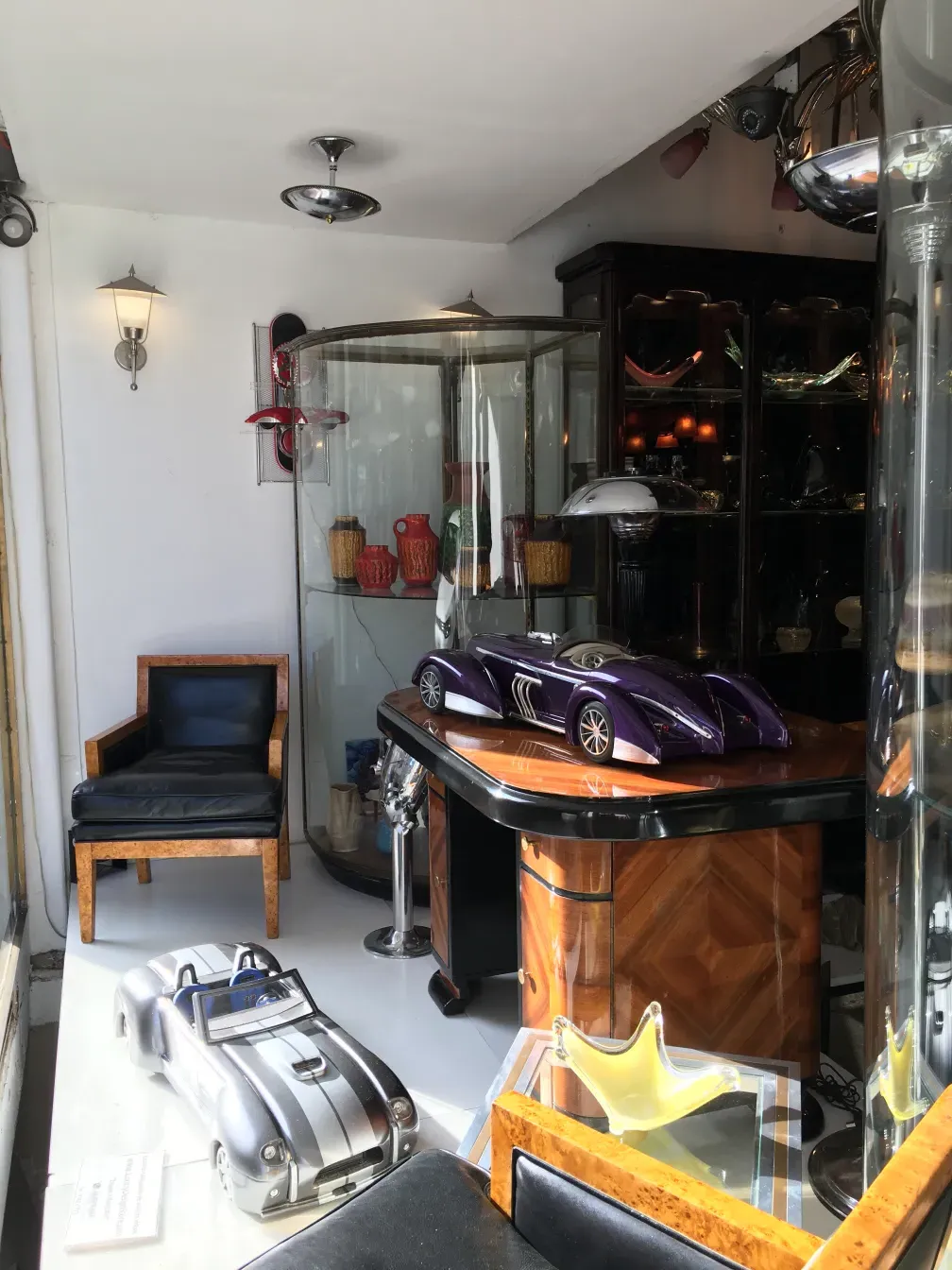 Scrivania antica decorata con accessori e dettagli visivi