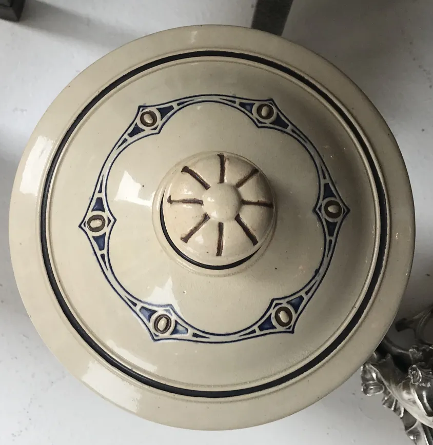 青とベージュのデザインの古い陶器のふた