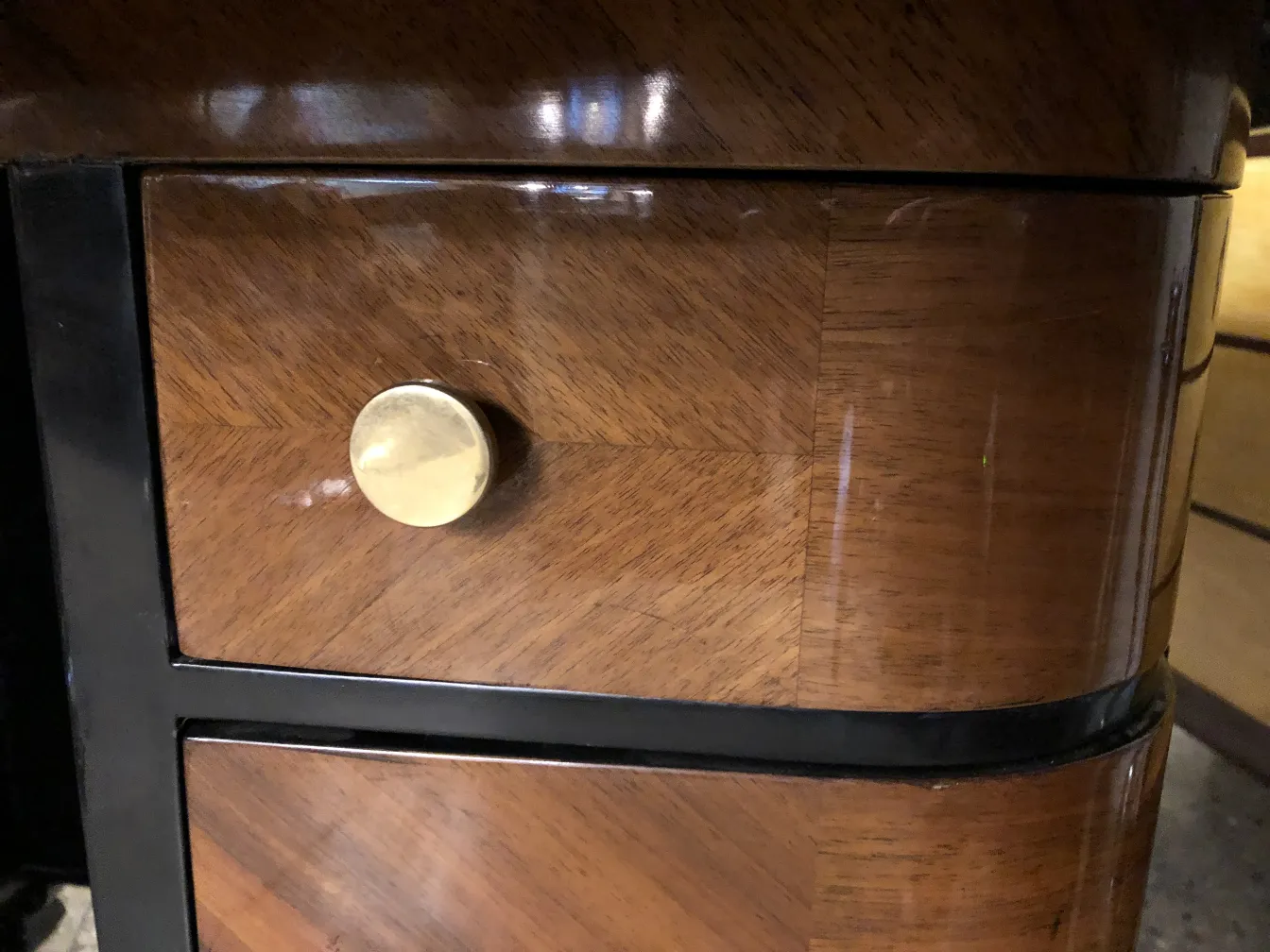 старый деревянный стол с декоративными ящиками