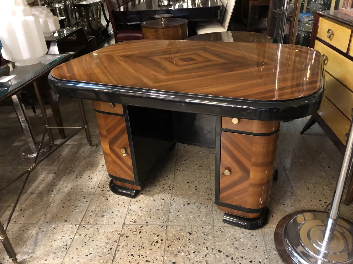 scrivania antica con superficie lucida e dettagli decorativi