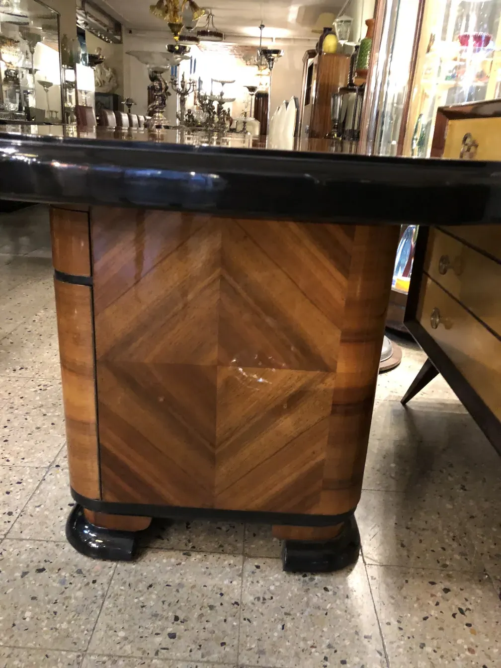 antiker Schreibtisch mit klassischem Design, polierte Oberfläche, dekorative Beine, in einem Vintage-Ambiente