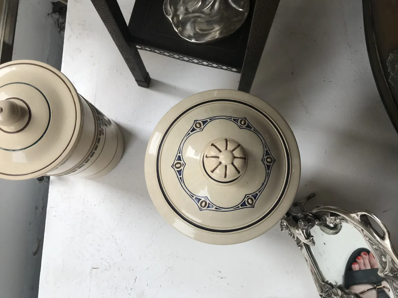 古董装饰陶瓷盖的顶部视图，颜色较淡