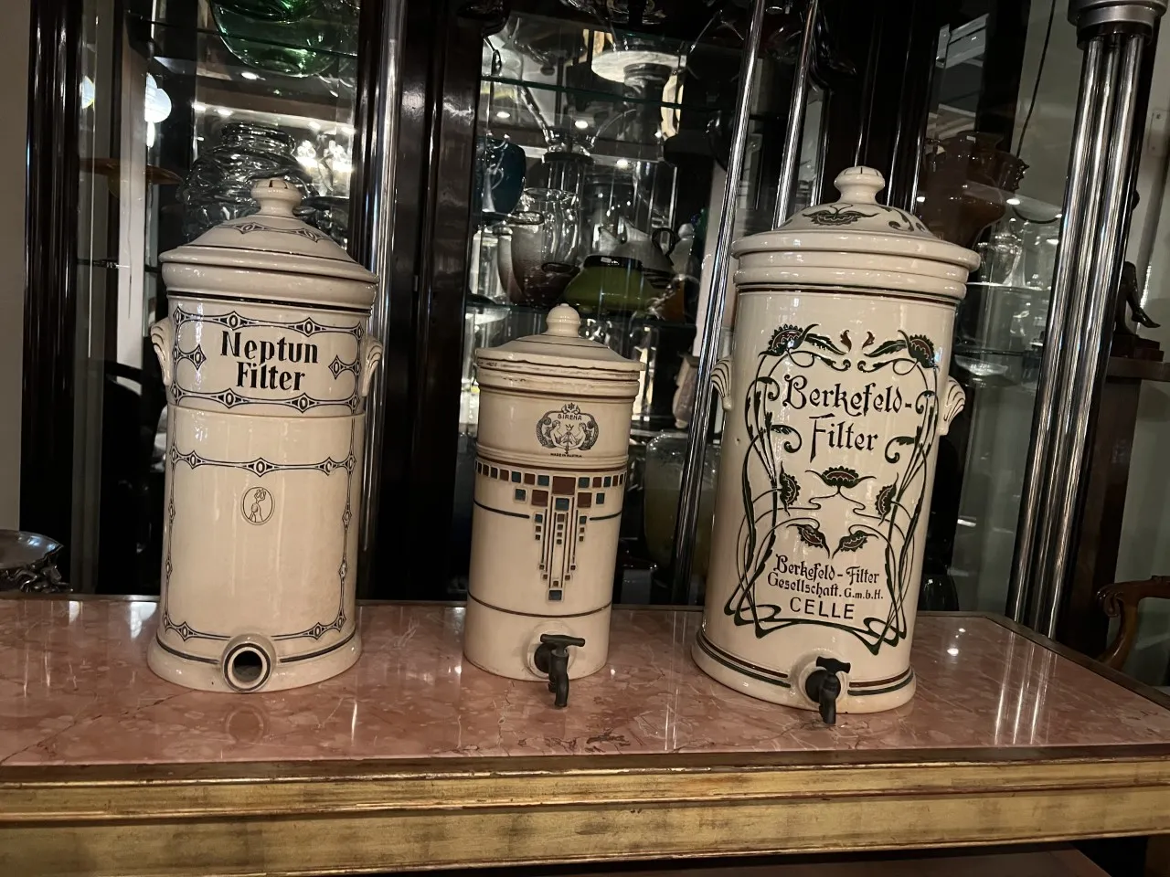 さまざまなデザインの古い陶器フィルター3つ