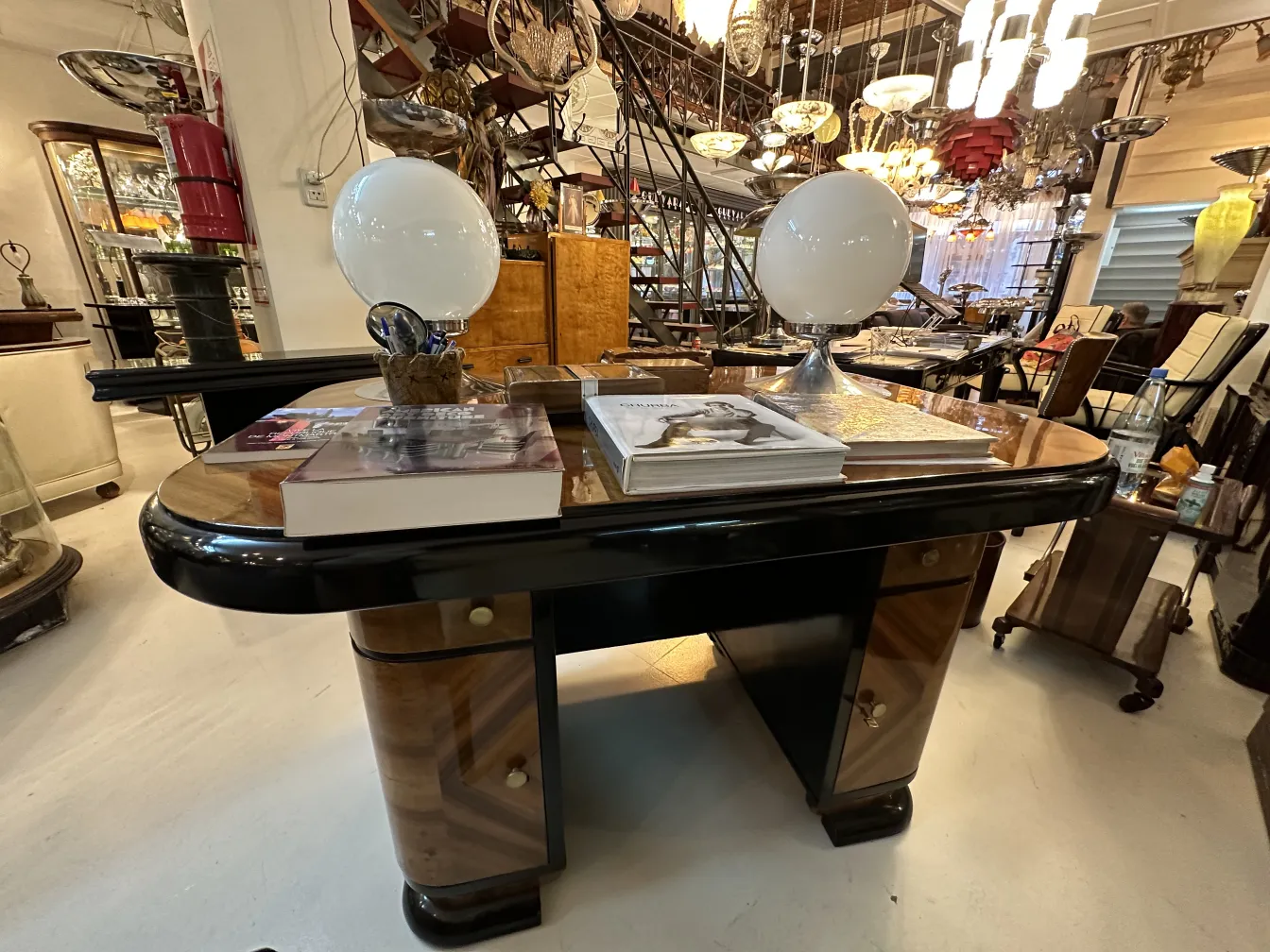 Antiker Schreibtisch mit Büchern und Lampe darauf