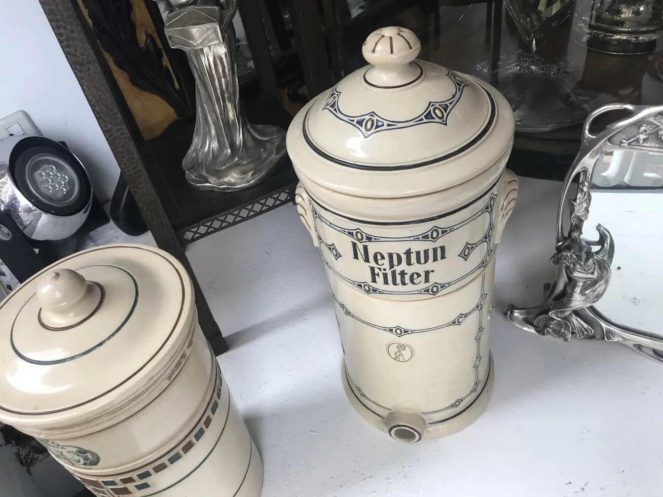 Антикварная керамика Neptun Filter с синими и бежевыми узорами в элегантной обстановке.