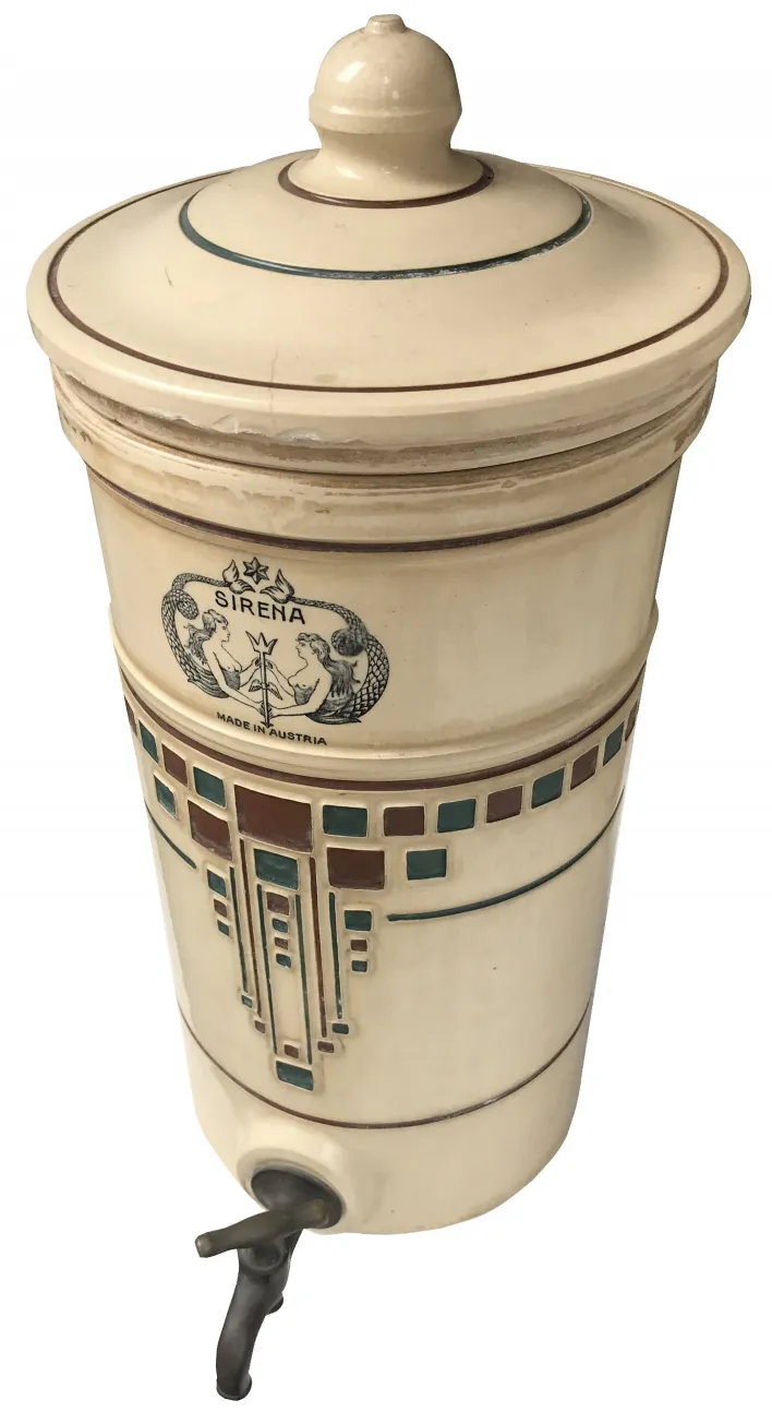 Giara di ceramica antica decorativa con coperchio e beccuccio.