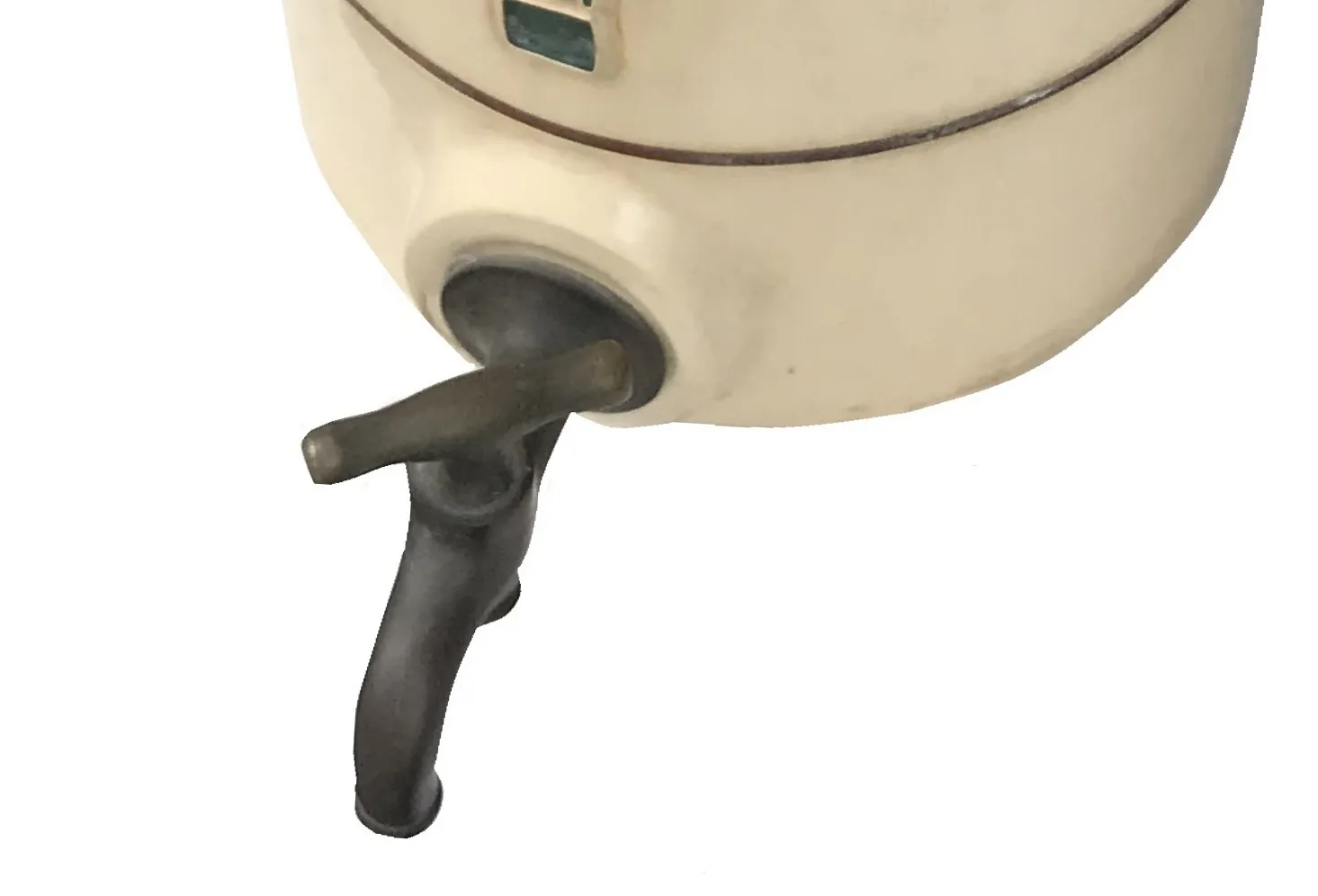 Ancienne céramique avec robinet et détail noir.