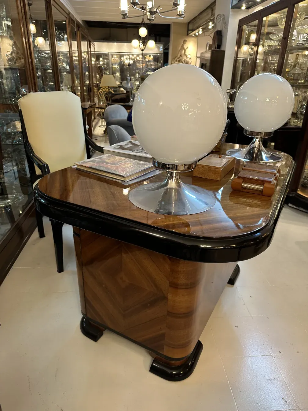 bureau ancien élégant avec des sphères lumineuses