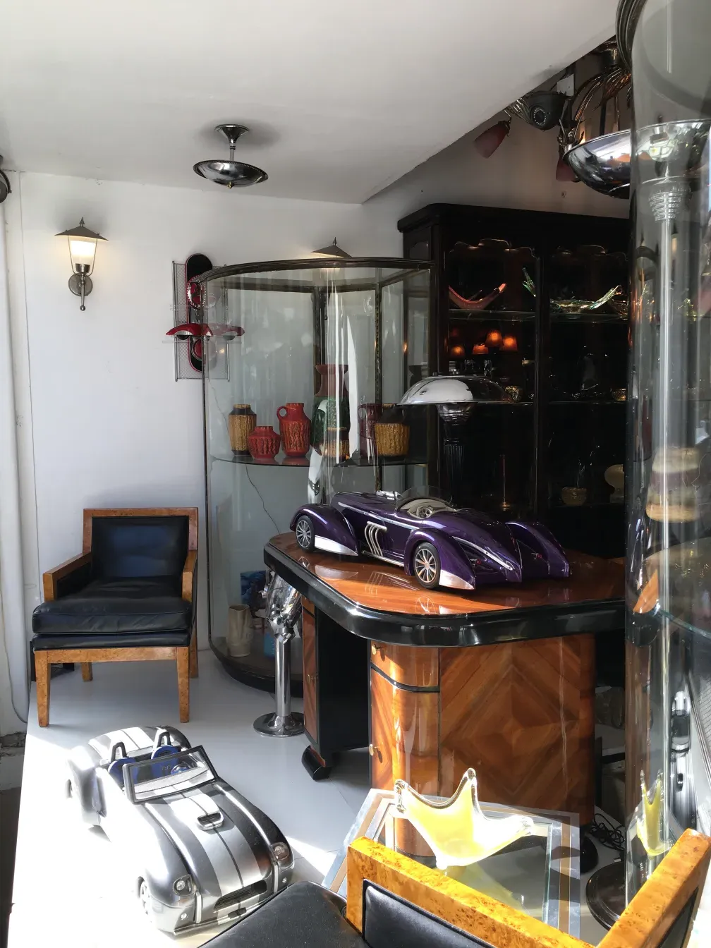 escritorio antiguo con decoraciones únicas y accesorios