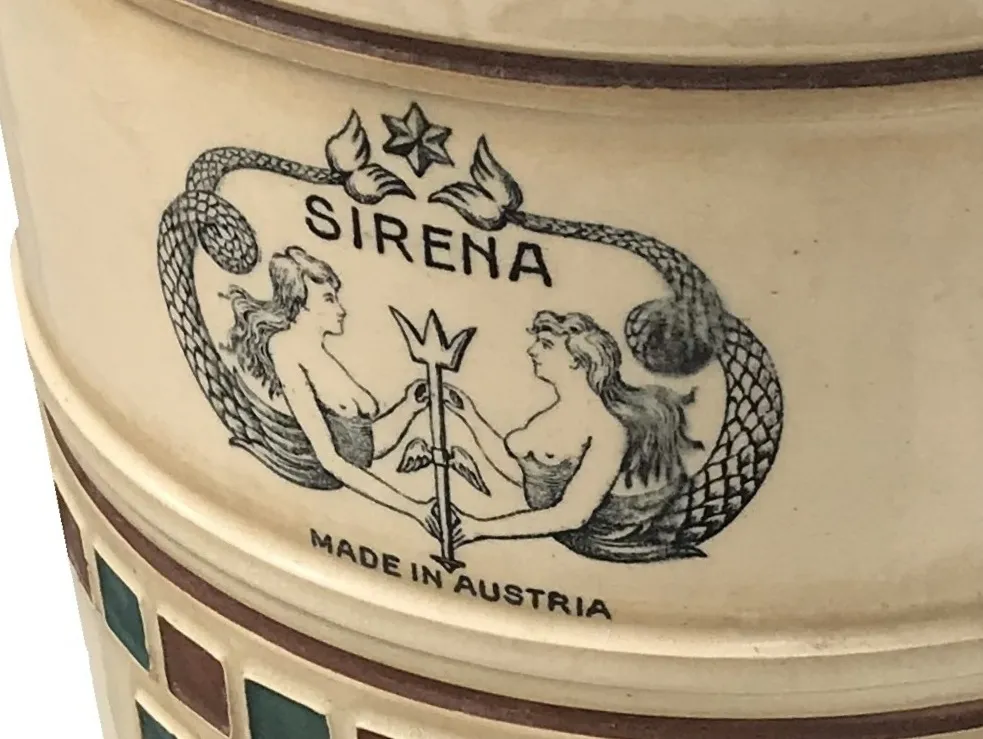 céramique ancienne avec un motif de sirène en couleurs claires et foncées