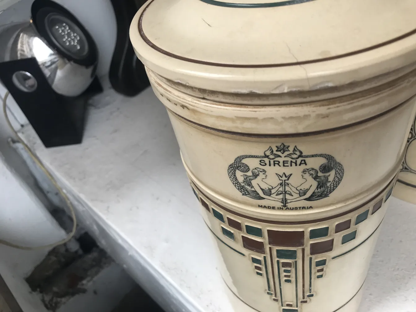 cerâmica antiga decorativa com design intrincado, em ambiente de antiguidade