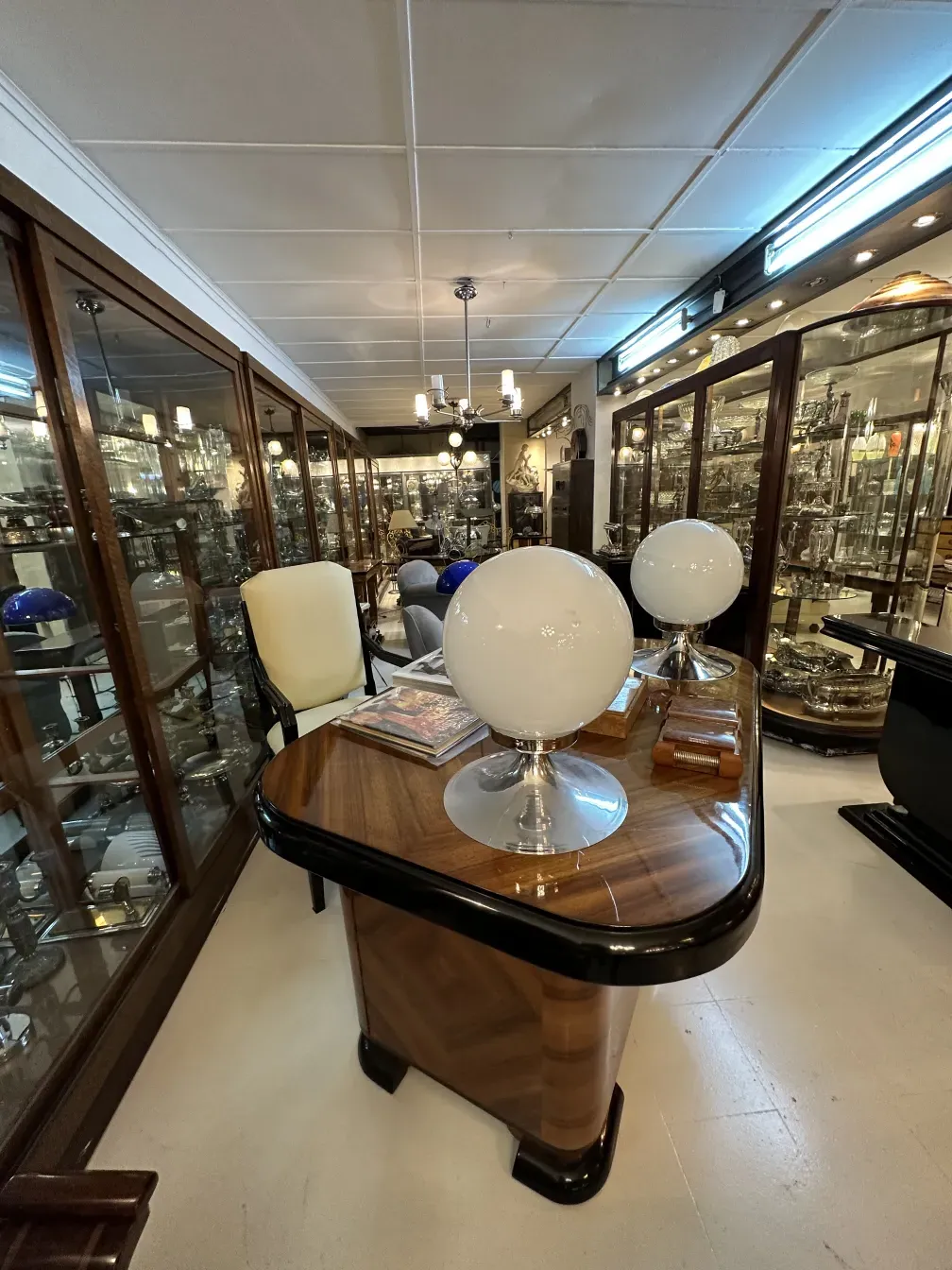 escritorio antiguo con lámparas redondas y accesorios decorativos, muestra elegante