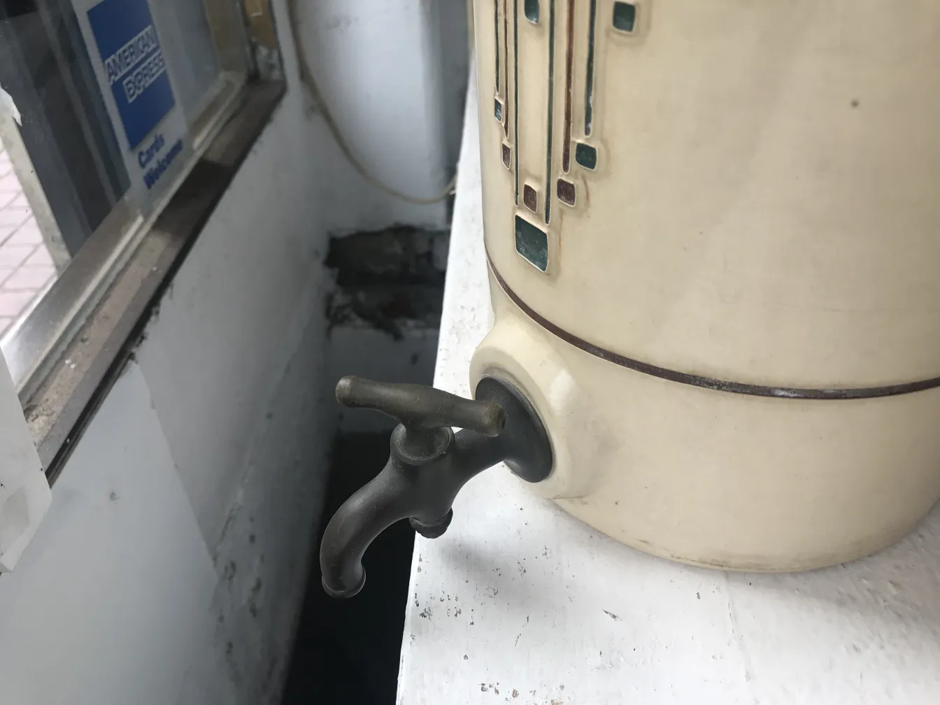 古董陶瓷，带有柔和色调的装饰设计，金属水龙头