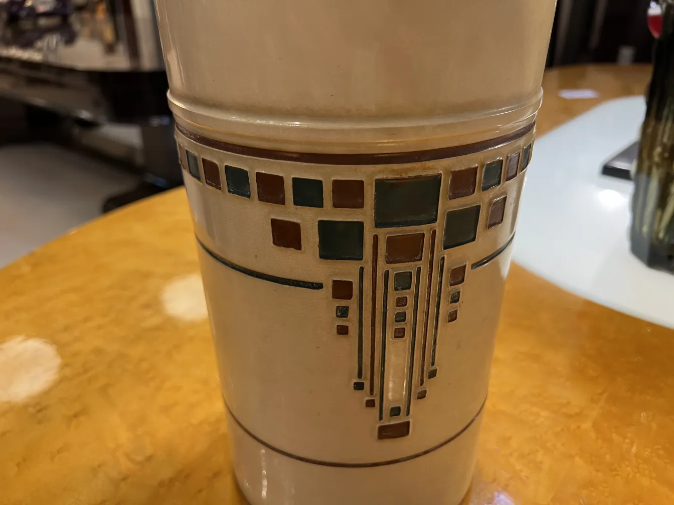 céramique ancienne avec des décorations colorées et des formes