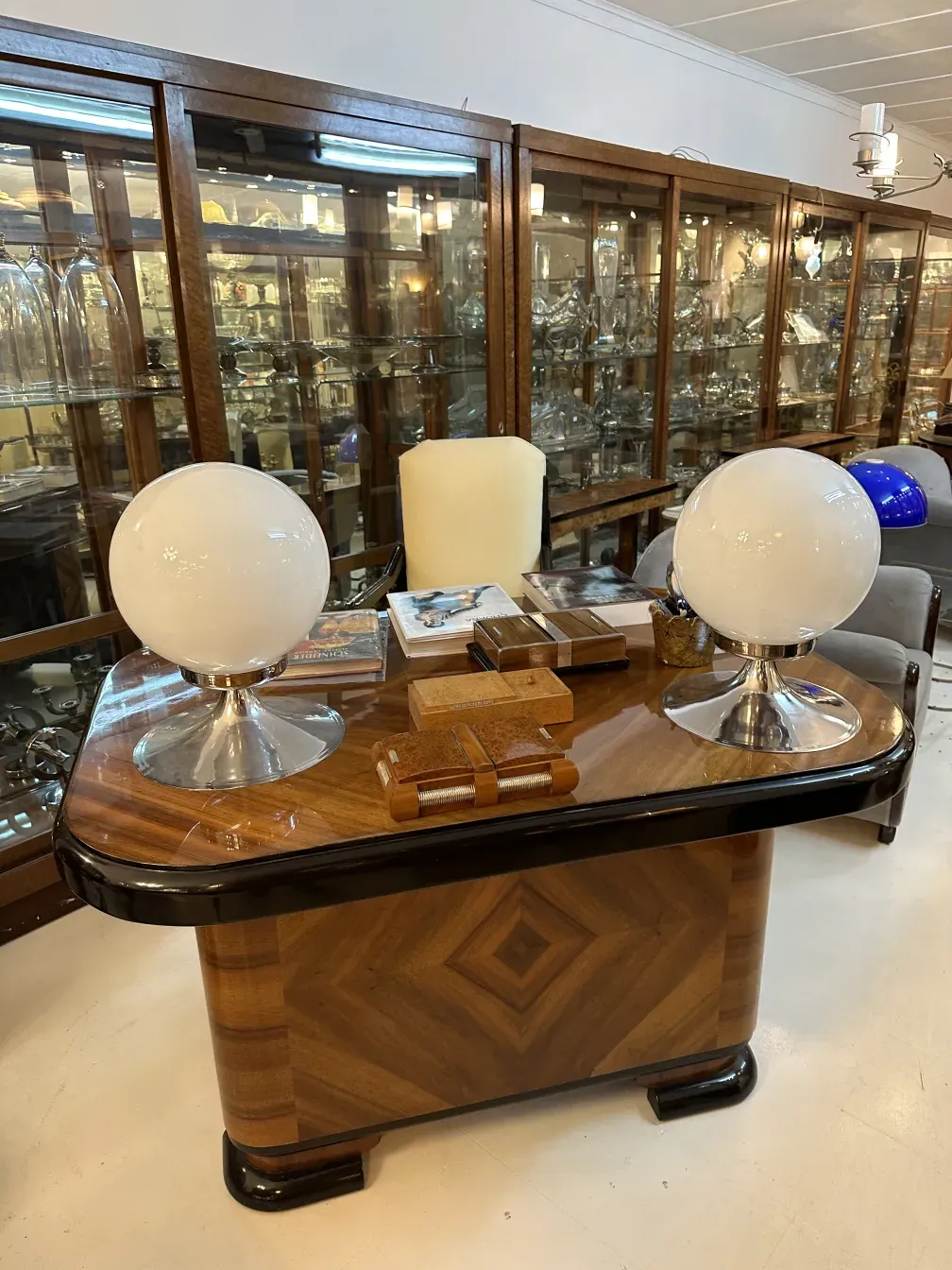 bureau ancien dans un cadre élégant avec des lampes