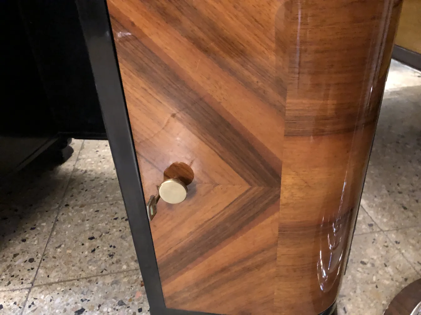 escritorio antigo com acentos decorativos e um design único