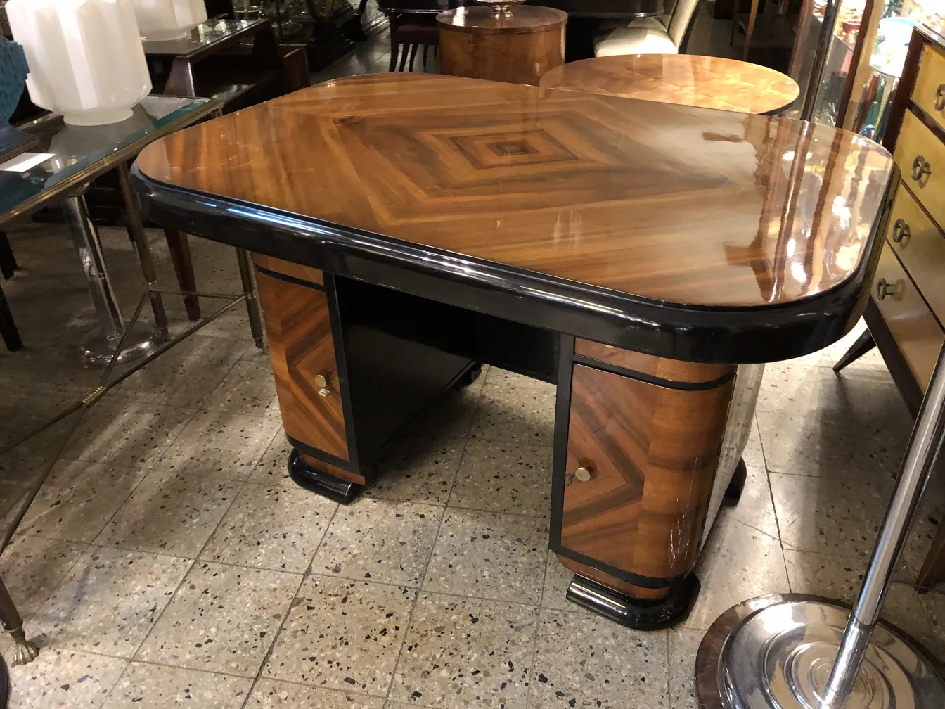 Escritorio antigo com formas elegantes e detalhes.