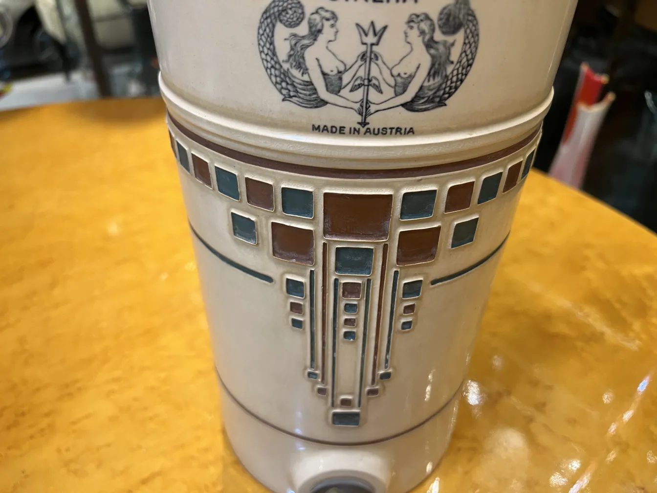 Ceramica antica con dettagli in stile art deco colorati