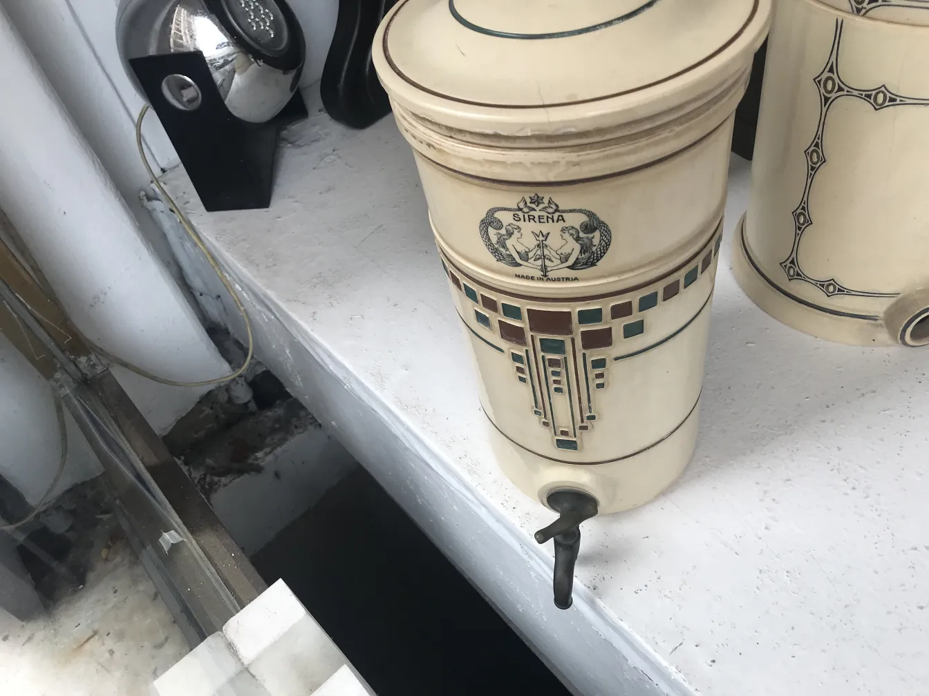 ceramica antica decorata con motivi colorati