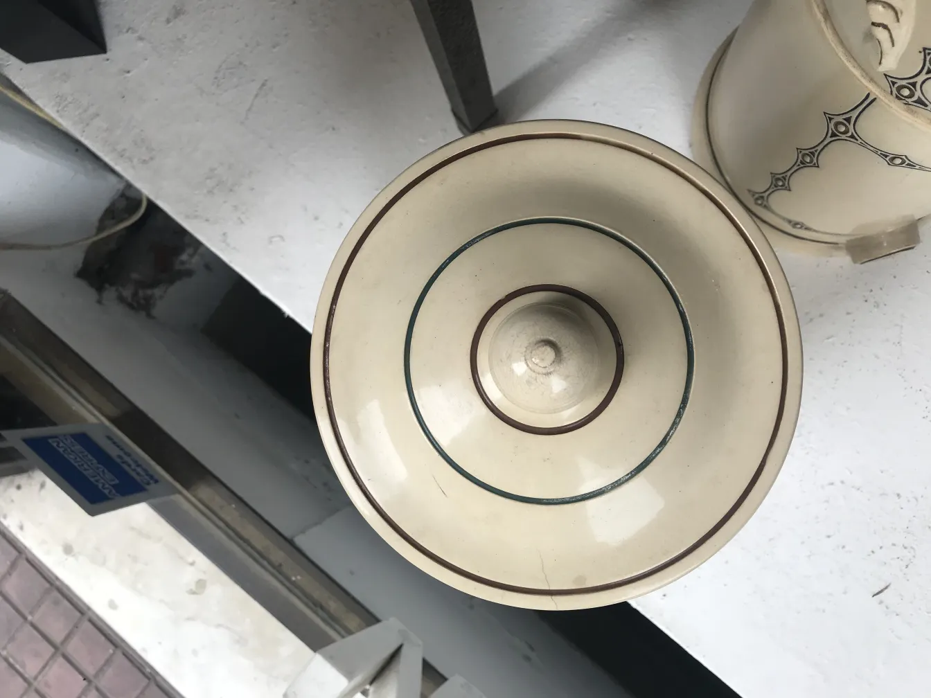 中性的装飾の施された古い陶器。