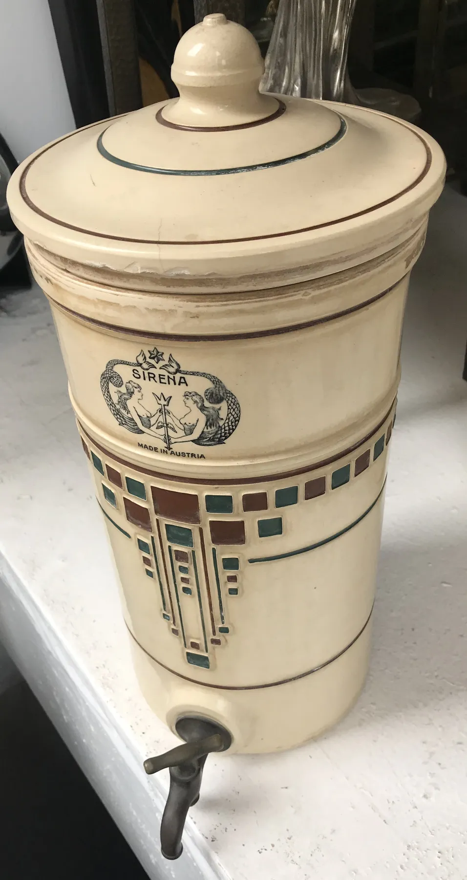 ceramica antigua con tapadera y grifo para servir