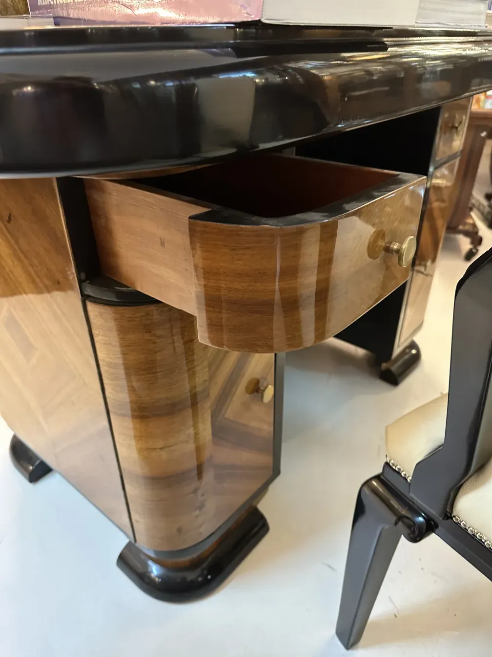 scrivania antica con design dettagliato ed elegante