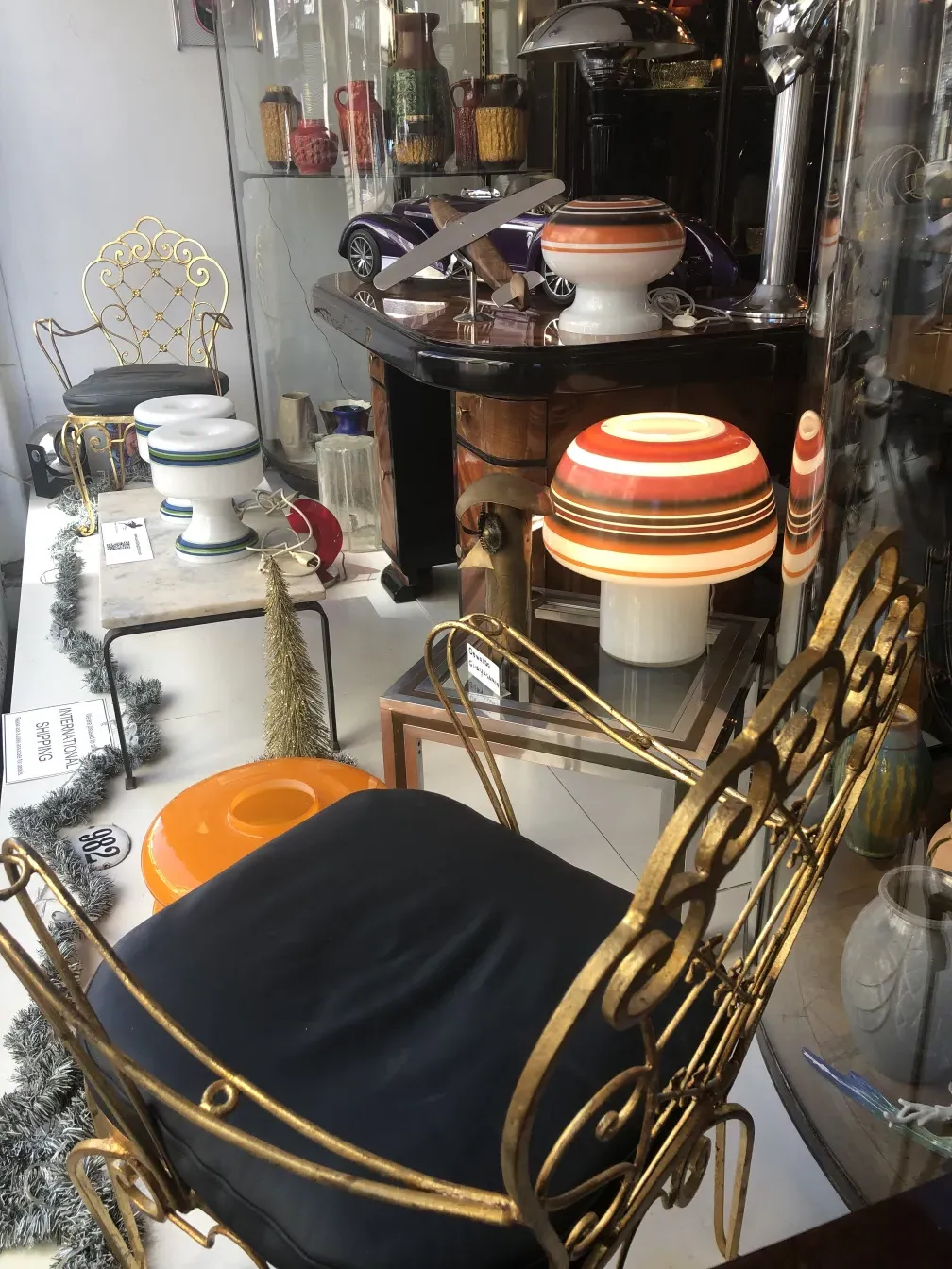 Bureau ancien avec des accessoires décoratifs colorés dans un environnement captivant.