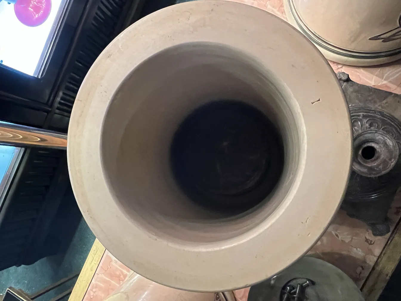 古陶器の内部ビュー、暗い装飾的背景。