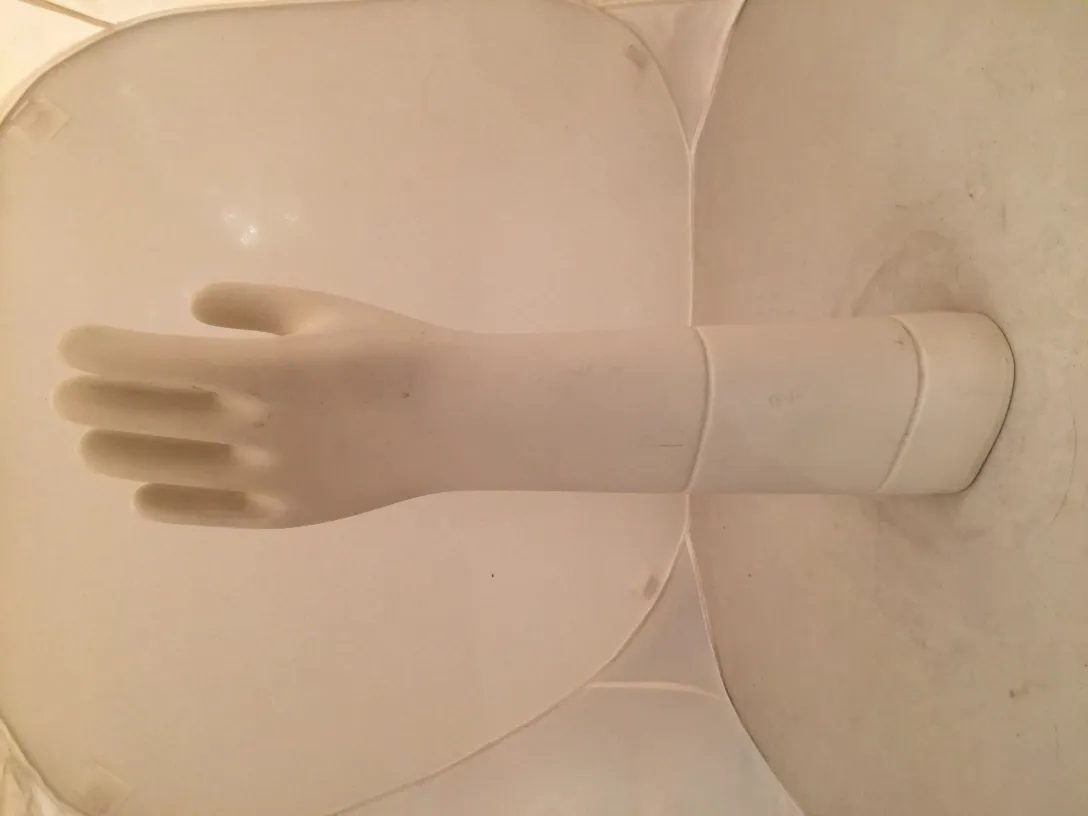 Mano in ceramica antica su uno sfondo chiaro.