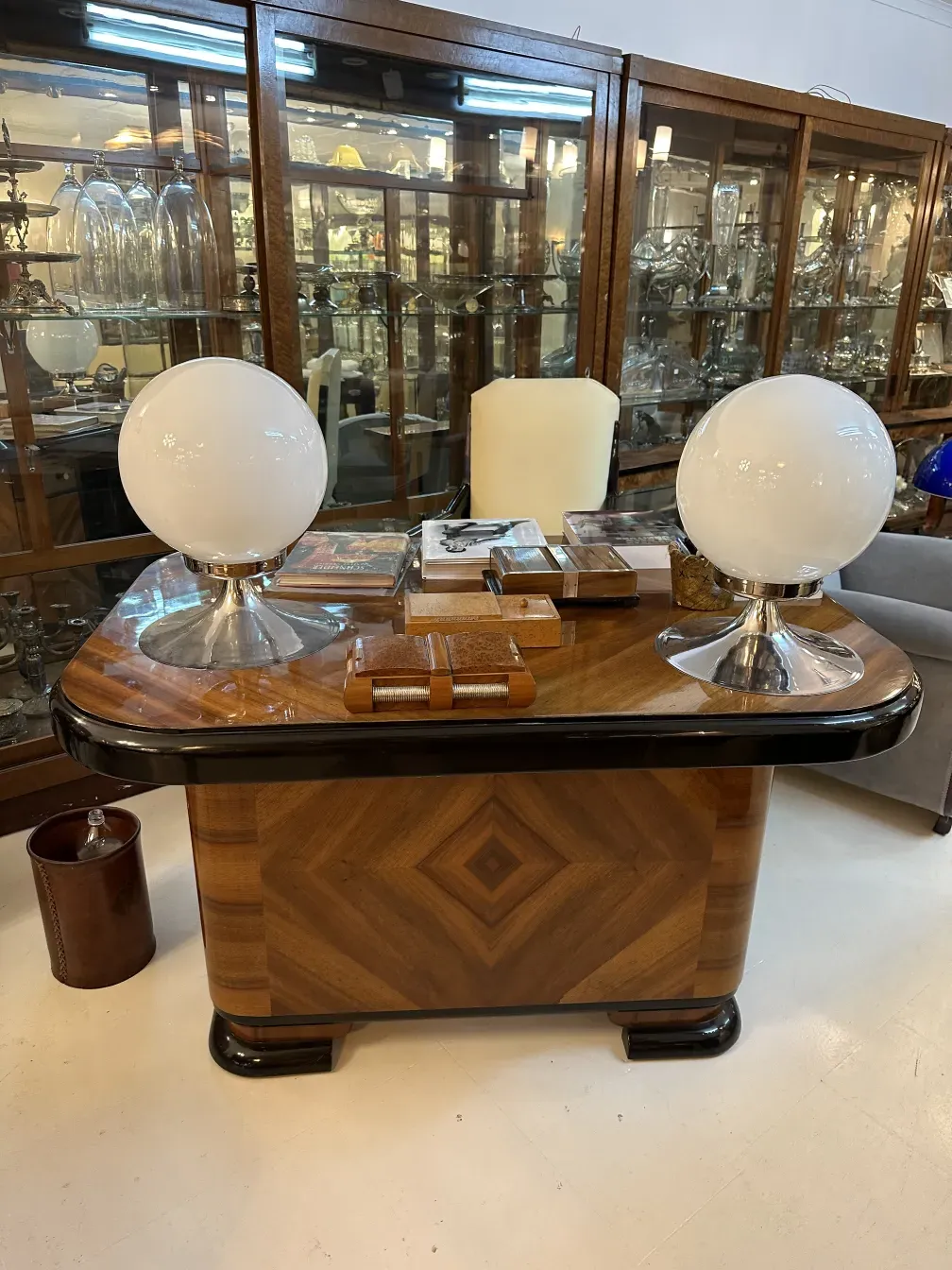 Bureau ancien en bois avec lampes décoratives et accessoires