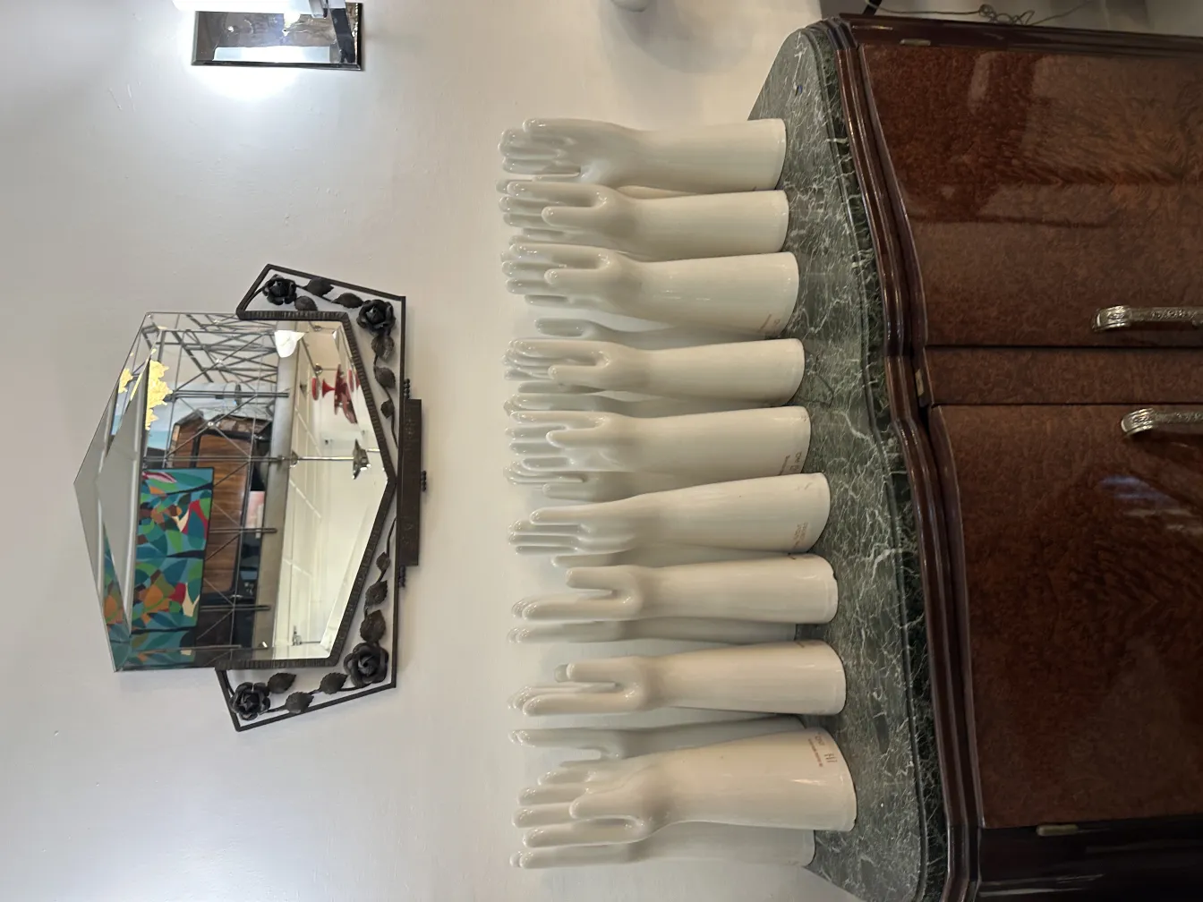 प्राचीन शेल्फ पर सजावटी सफेद मिट्टी के हाथ