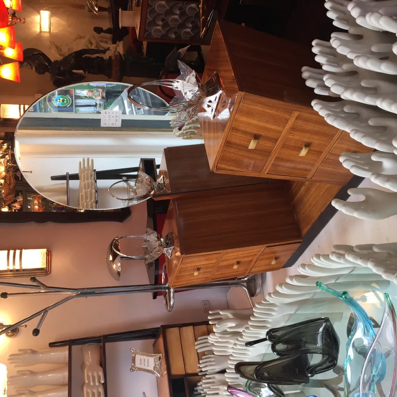 सुंदर प्राचीन कुम्हार एक आकर्षक परिवेश में फर्नीचर के साथ।