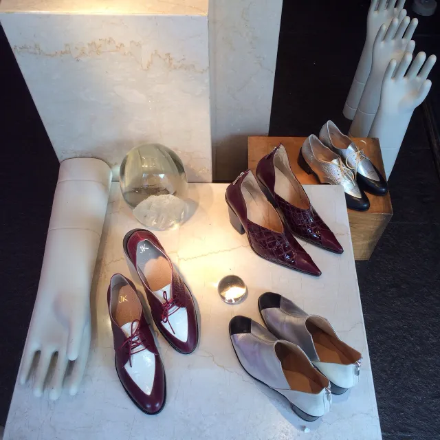 céramique antique décorative dans une vitrine élégante