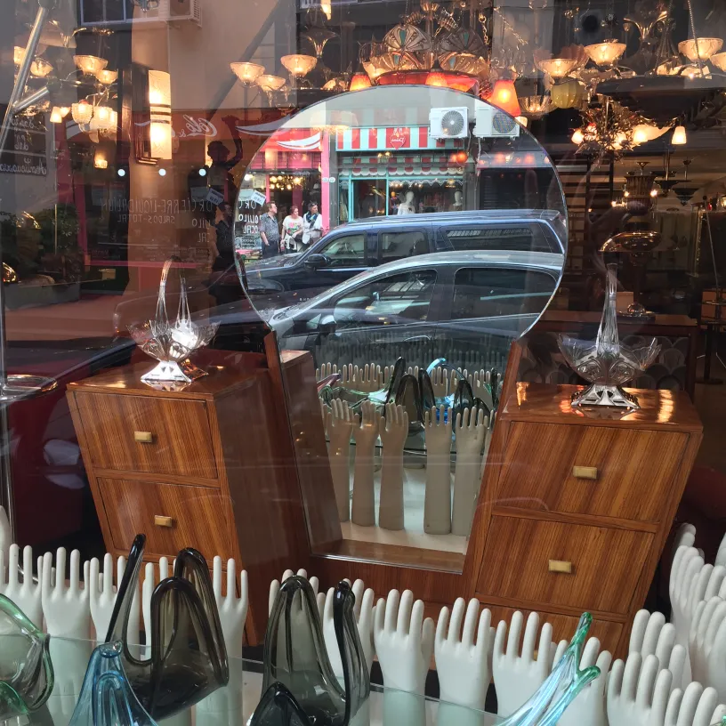 古董陶瓷展示，伴有装饰性手和家具