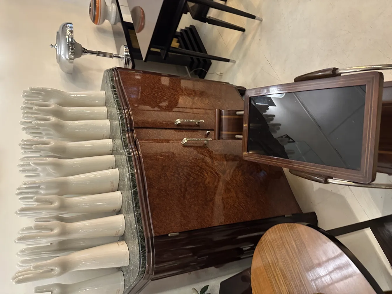 古董装饰陶瓷优雅展示