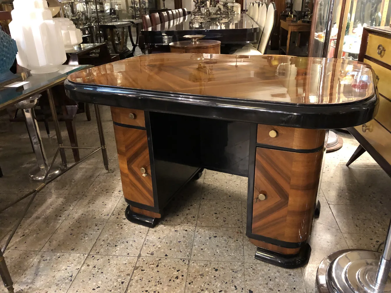 antiker Schreibtisch mit eleganter Form und detaillierter Kante