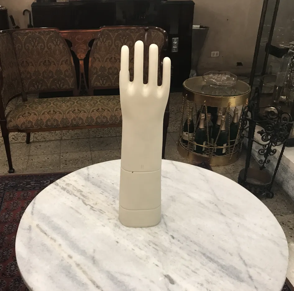 modello di mano antica in ceramica su tavolo in marmo, decorazione elegante