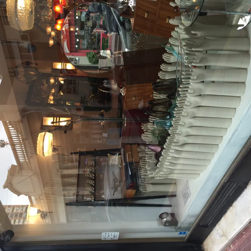 विभिन्न रंगों और आकारों की प्राचीन मिट्टी के पात्र का प्रदर्शन