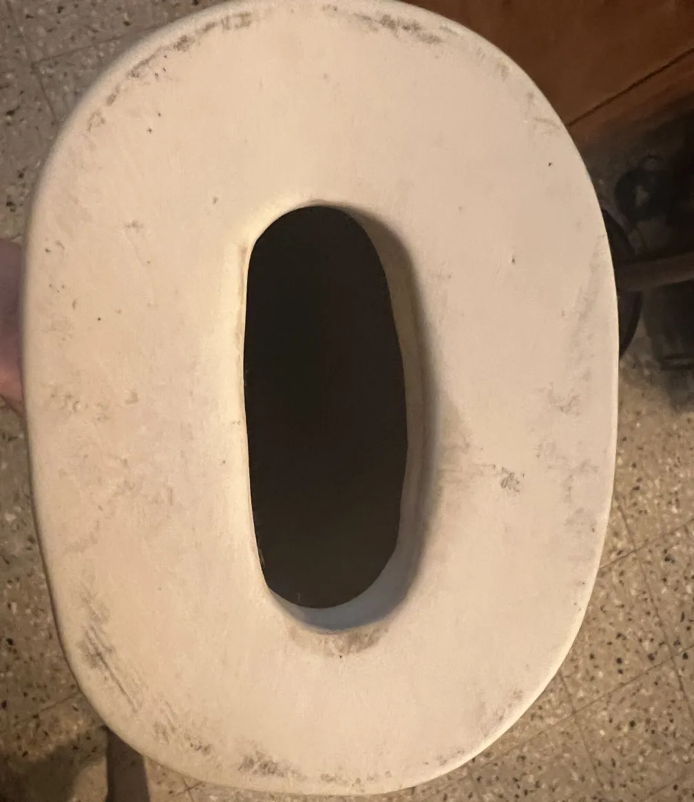 एंटीके केतला के ऊपरी दृश्य में अंडाकार ओपनिंग, हल्की बनावट।