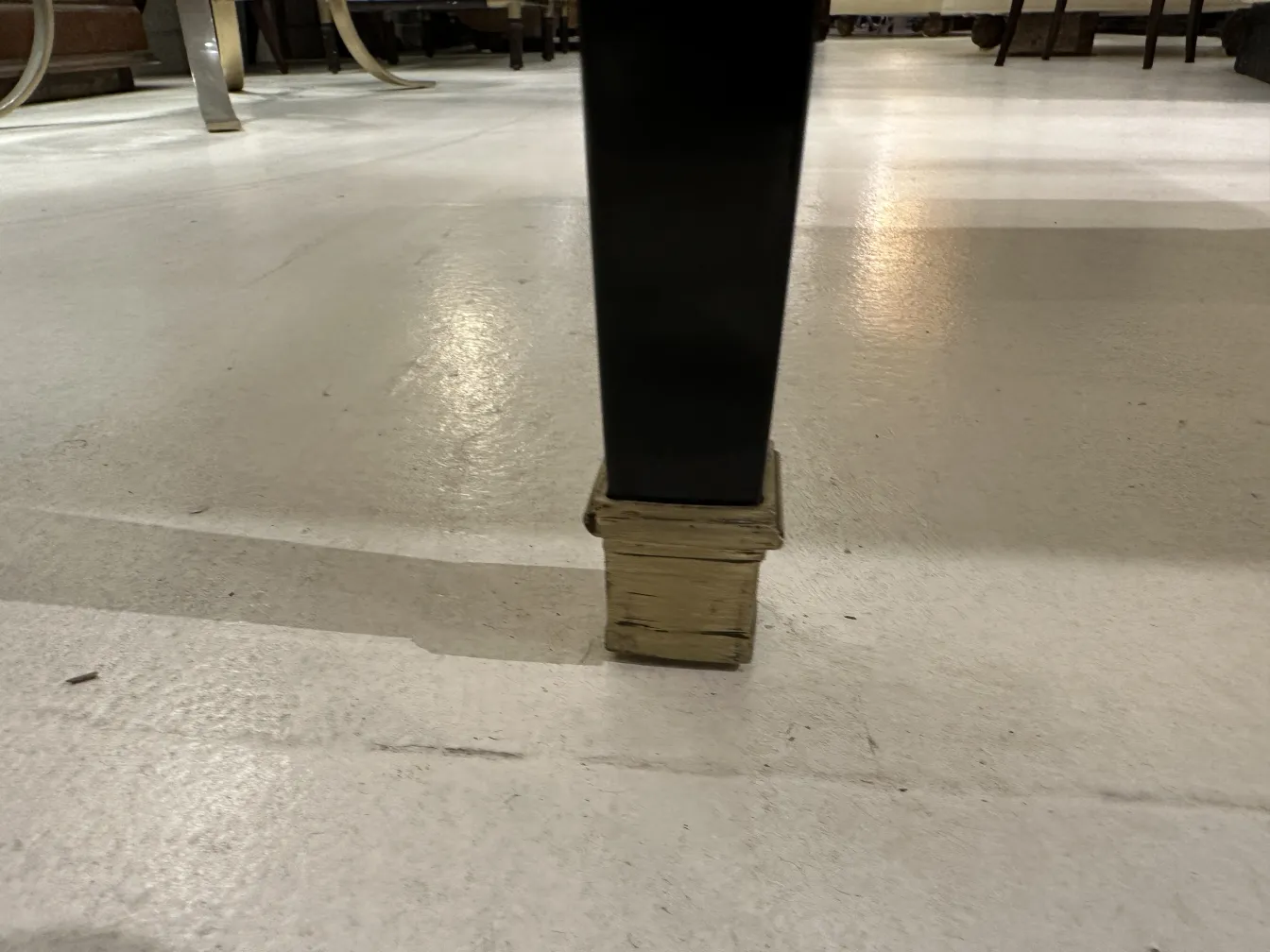 Pata de un escritorio antiguo, vista desde abajo, ambiente iluminado