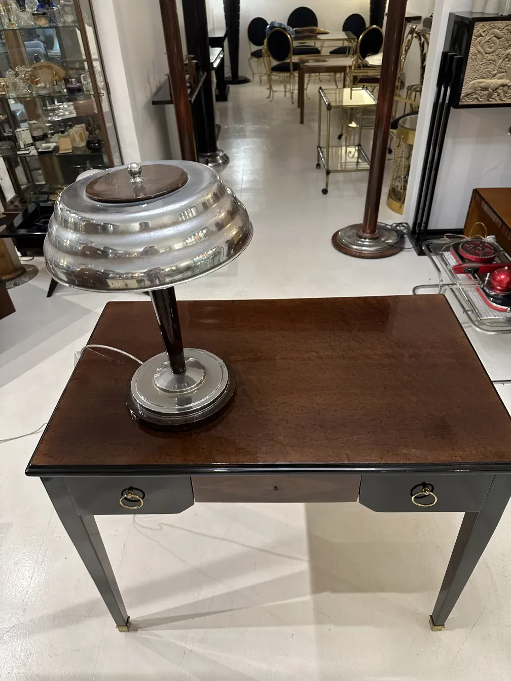 Escritorio antigo com uma lâmpada prateada, estilo elegante em um ambiente clássico.