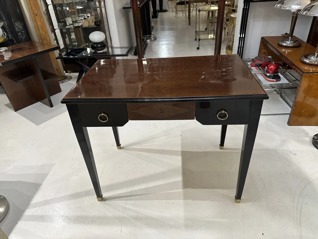 scrivania antica con un design elegante e un cassetto nero