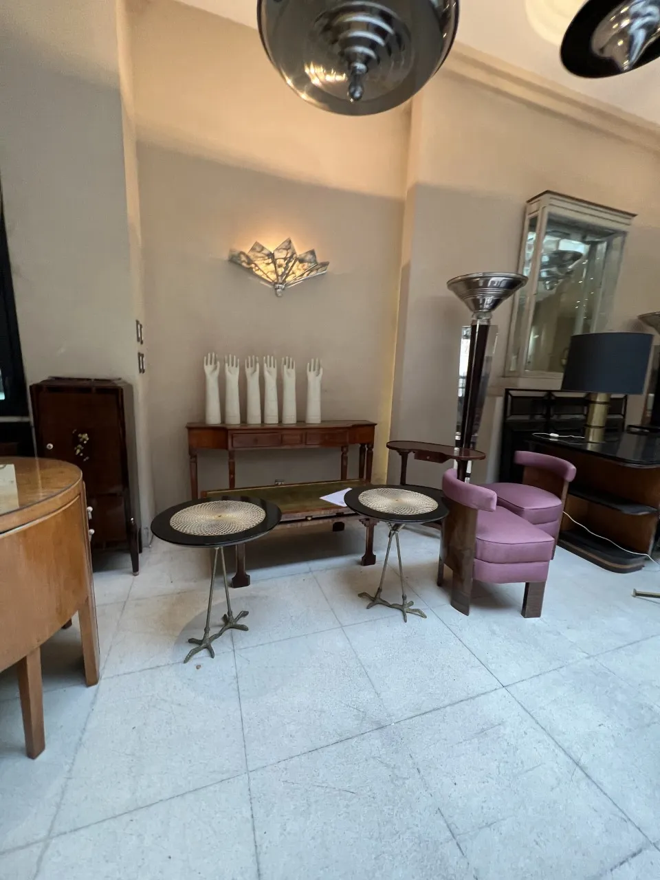 Antique decorative ceramic in Art Deco style with elegant details, set in a cozy environment.