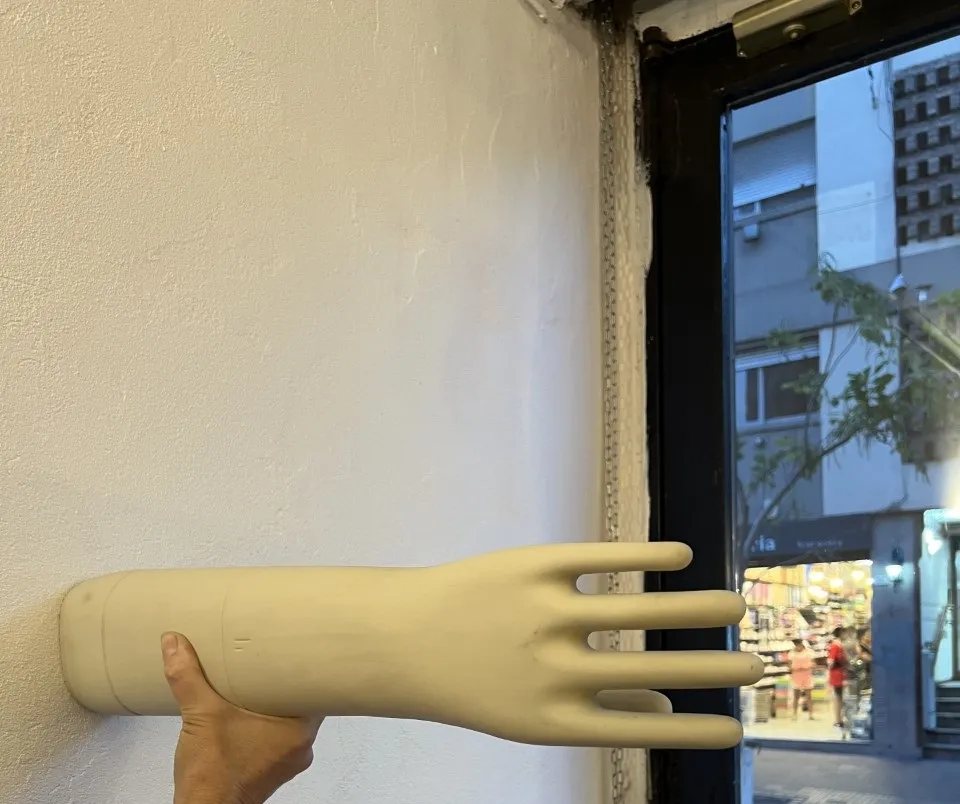 mano de cerámica antigua con detalles únicos y suaves.